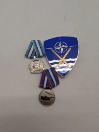 Samling af militære medaljer og emblem, UNFICYP og NATO