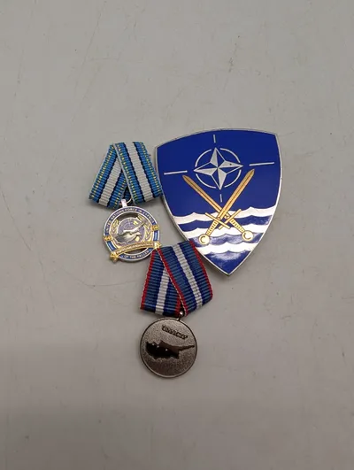 Samling af militære medaljer og emblem, UNFICYP og NATO