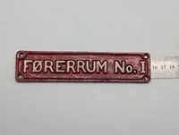 Antik støbejernsskilt med teksten 'FØRERRUM No. 1' DSB