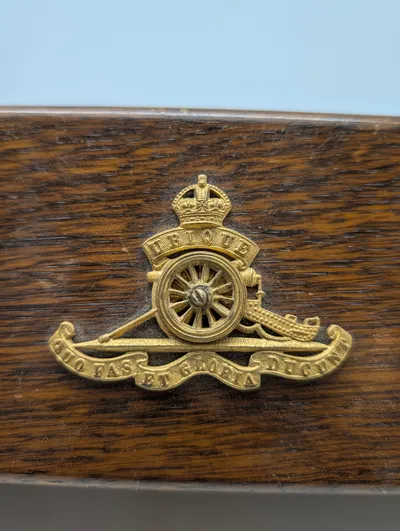 Trææske med Royal Artillery messingemblem WW2