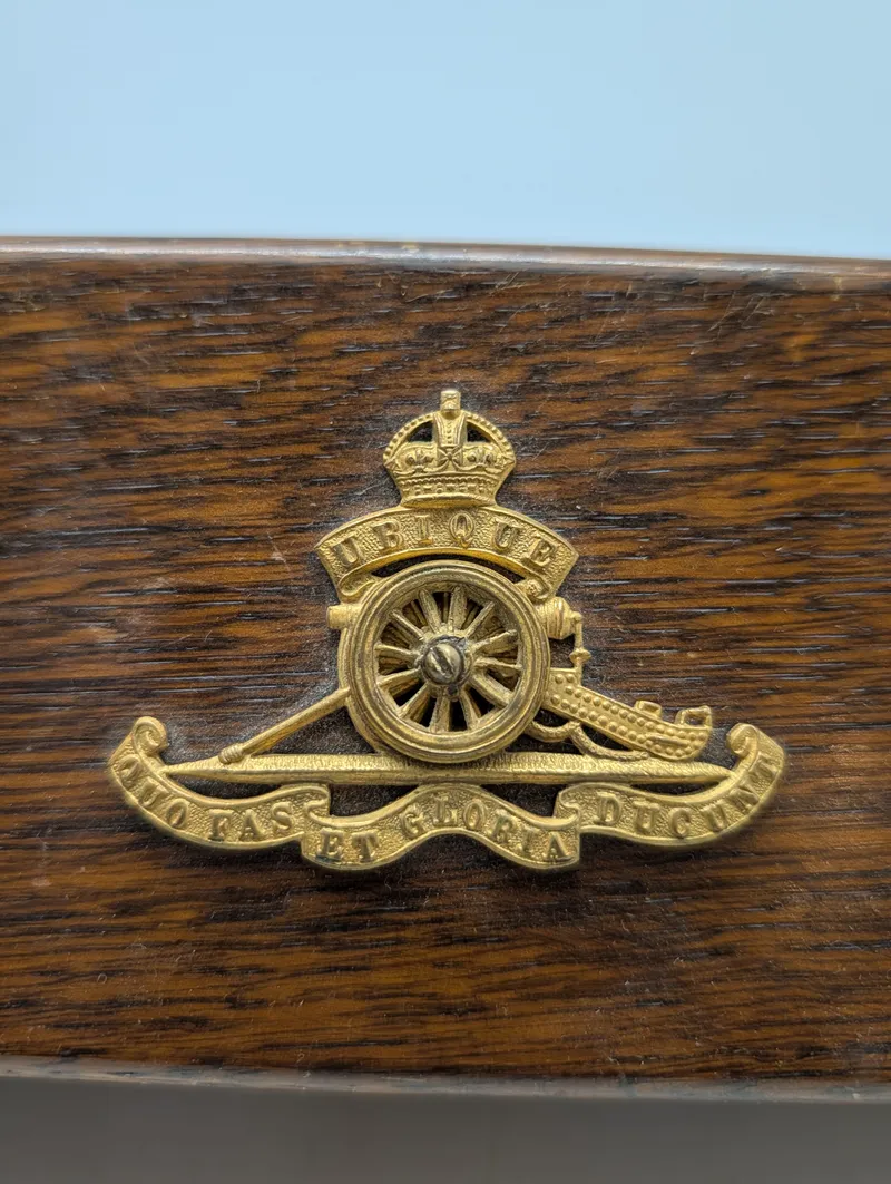 Trææske med Royal Artillery messingemblem WW2