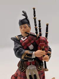 Skotsk Sækkepibespiller Figur i Traditionel Kilt