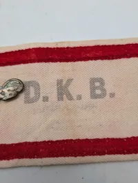 D.K.B. armbind og tilhørende emaljenål