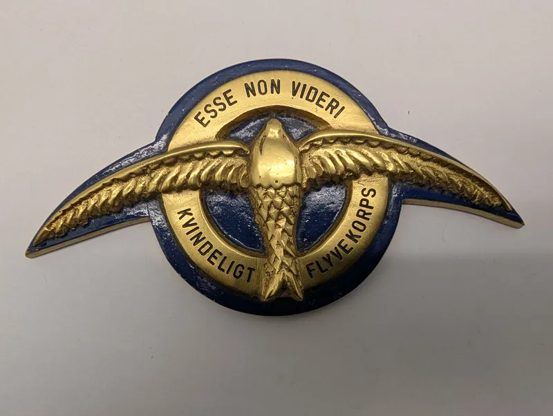 Kvindeligt Flyvekorps (KFK) Stort Emblem med Motto 'Esse Non Videri'