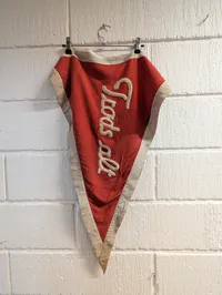  WW2 fanevimpel med broderet tekst "Trods alt"