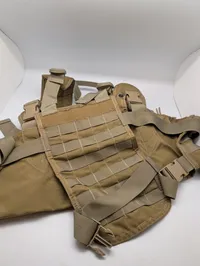 Militær taktisk bryst-rig og MOLLE-panel i coyote tan