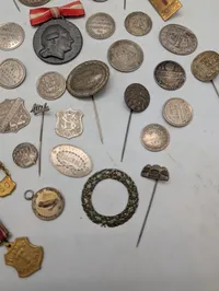 Stor samling af antikke danske foreningsmærker, medaljer og nåle