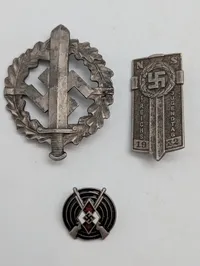 Samling af tyske militære og politiske emblemer, efter 45 