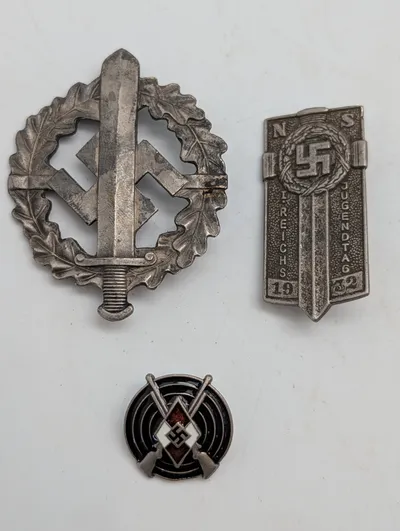 Samling af tyske militære og politiske emblemer, efter 45 