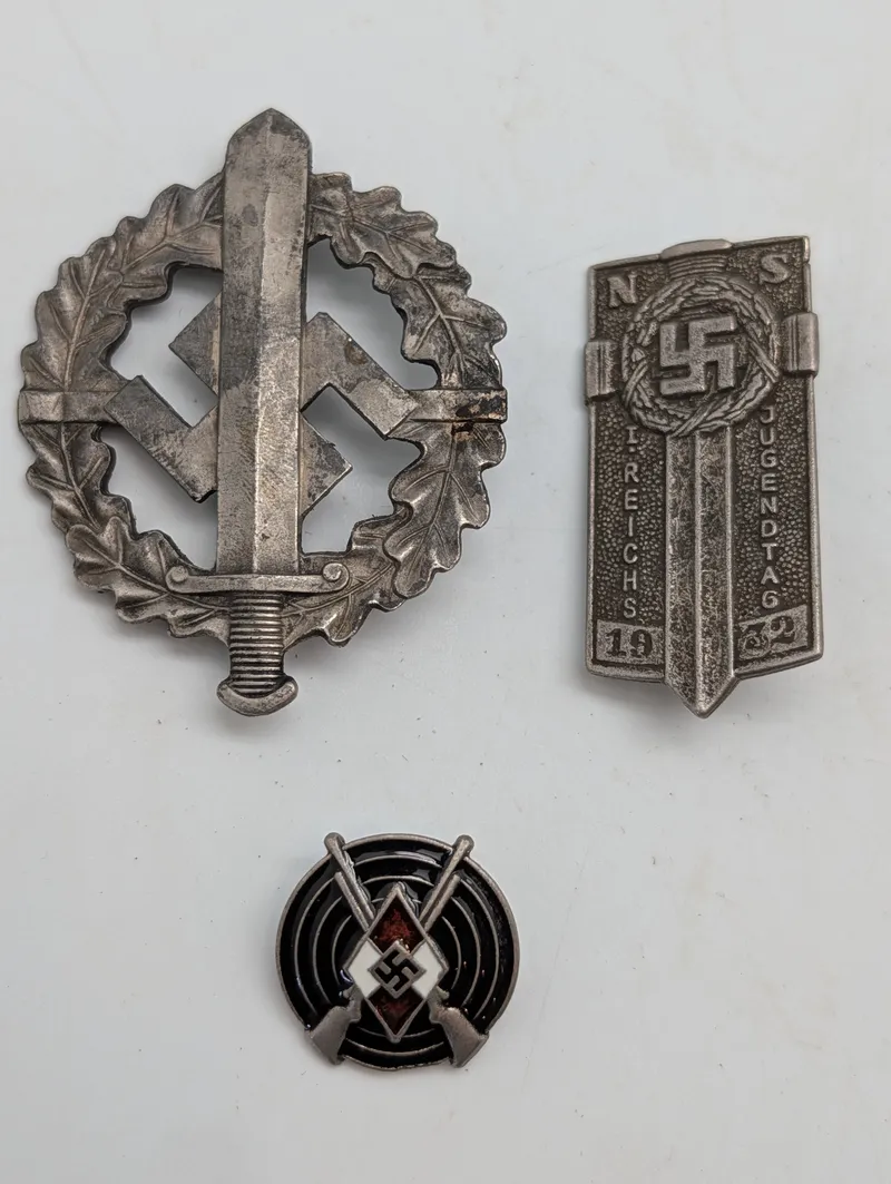 Samling af tyske militære og politiske emblemer, efter 45 
