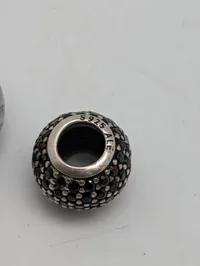 To Pandora charms i sterling sølv med Murano glas og sorte krystaller