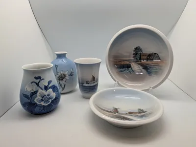 Bing & Grøndahl og Royal Copenhagen porcelænssæt med vaser og fade
