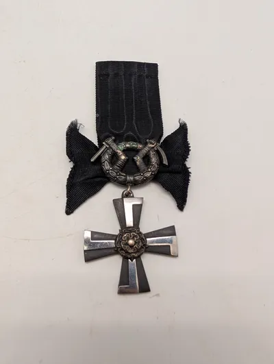 Finsk Frihedskors 4. Klasse med Sværd og Sort Bånd
