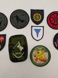 Samling af 11 danske Hjemmeværnsmærker og militære stofmærker