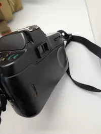 Nikon F70 SLR-kamerasæt med Tamron-objektiv, Sunpak-flash og taske