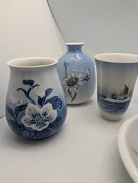 Bing & Grøndahl og Royal Copenhagen porcelænssæt med vaser og fade