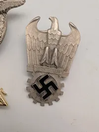 Tyske militære emblemer: Luftwaffe, Dr. Fritz Todt og Hitlerjugend, efter 45 