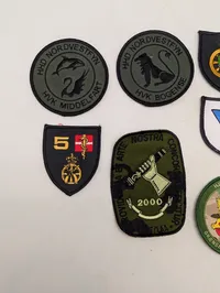 Samling af 11 danske Hjemmeværnsmærker og militære stofmærker