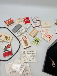 Samling af vintage tændstikæsker, smykker og diverse samlerobjekter