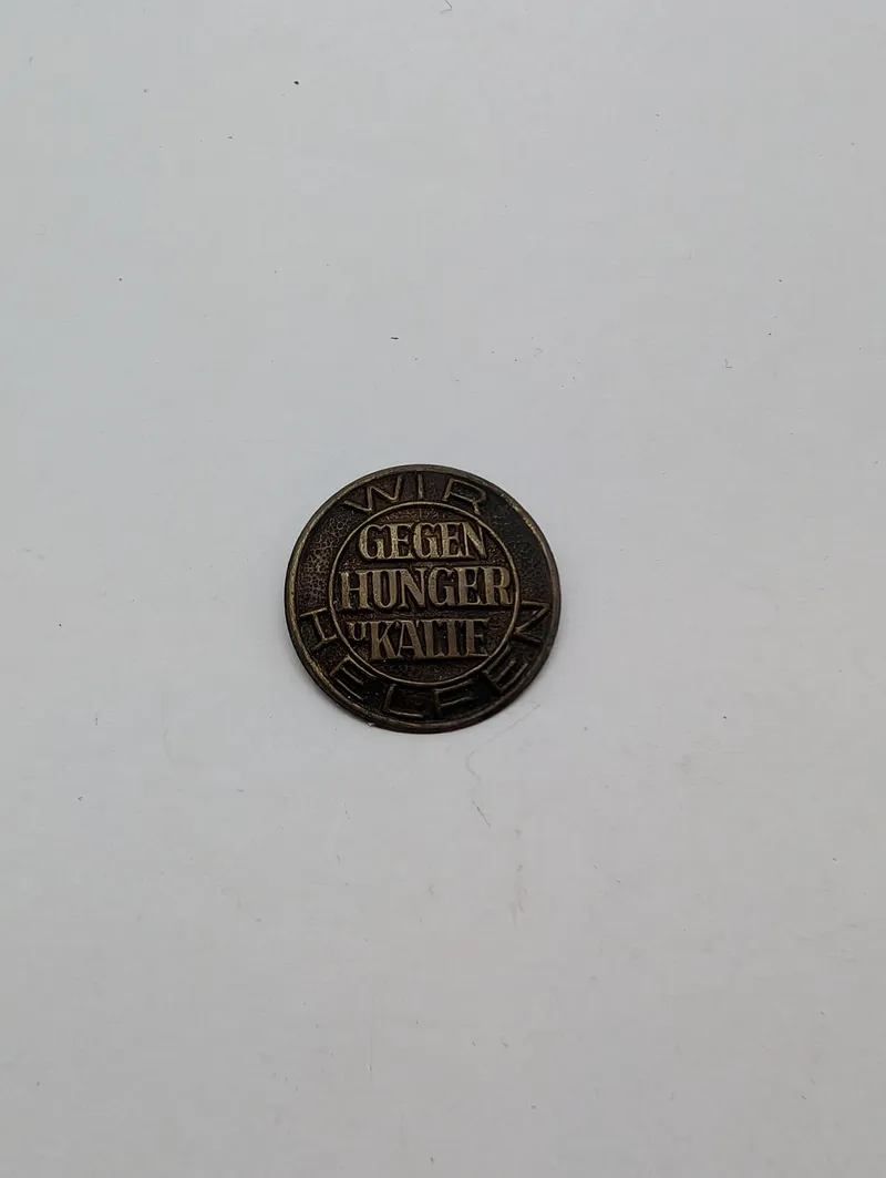 Tysk WHW Velgørenheds pin  - Wir Helfen Gegen Hunger u. Kälte WW2 