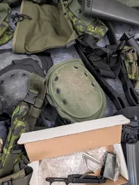 Stor samling af Airsoft udstyr og militærtilbehør