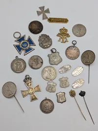 Samling af danske militære og civile medaljer, emblemer og tegn