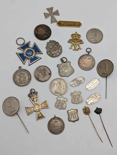 Samling af danske militære og civile medaljer, emblemer og tegn