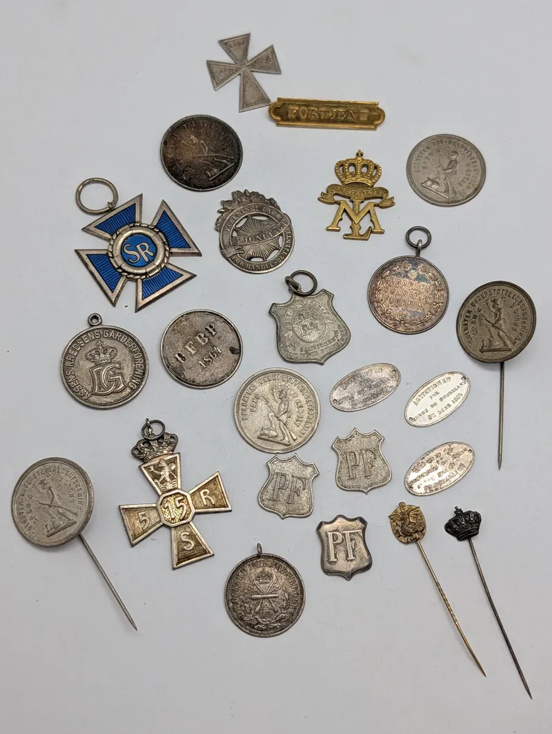 Samling af danske militære og civile medaljer, emblemer og tegn