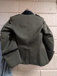 Wiking SS-uniformsjakke og lyseblå skjorte med emblemer, efter 45 