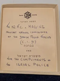 Israelsk politiskilt i æske, præsentationsgave til F.C. v. Magius
