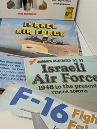 Samling af militærhistoriske bøger og tidsskrifter om fly og landkamp