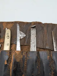 Antikt kirurgisk instrument-sæt i læderrulle Felt Dyrlæge Tyskland WW2 