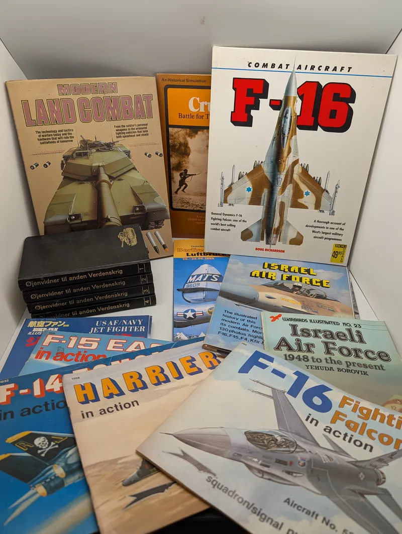 Samling af militærhistoriske bøger og tidsskrifter om fly og landkamp
