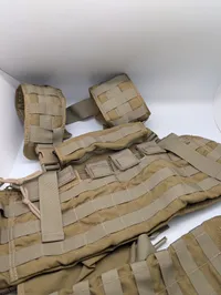 Militær taktisk bryst-rig og MOLLE-panel i coyote tan