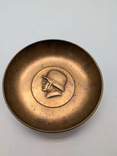 Østrigsk militær mindeskål i bronze med Stahlhelm-relief