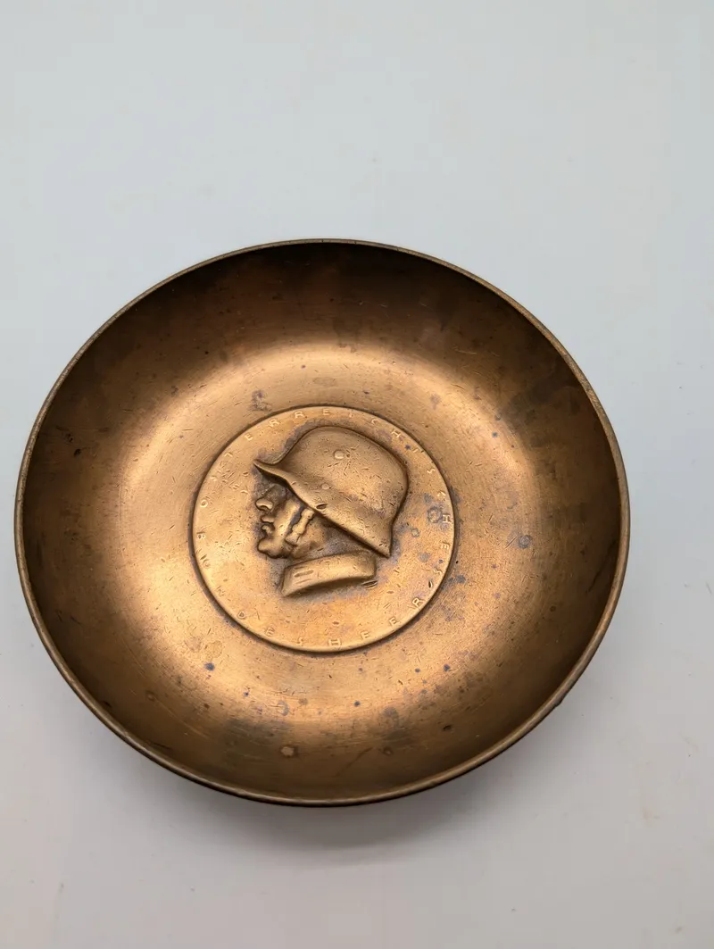 Østrigsk militær mindeskål i bronze med Stahlhelm-relief