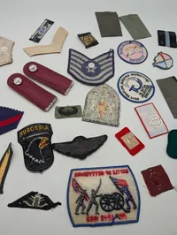 Samling af militære og civile stofmærker, distinktioner og emblemer