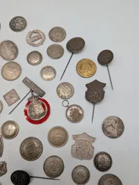 Samling af antikke danske foreningsmærker, medaljer og emblemer