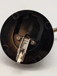 Miniature messingkanon på sort rund sokkel