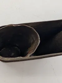 Antik oval metaldåse med låg, rensesæt ? 