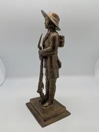 Bronze-figur af en Gurkha-soldat med riffel