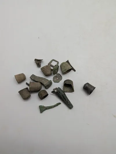Samling af antikke fingerbøl og metalfund i bronze og kobberlegering