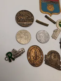 Samling af vintage emblemer, mønter og medaljer