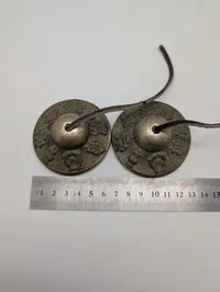 Tibetanske Tingsha-bækkener med otte lykkebringende symboler