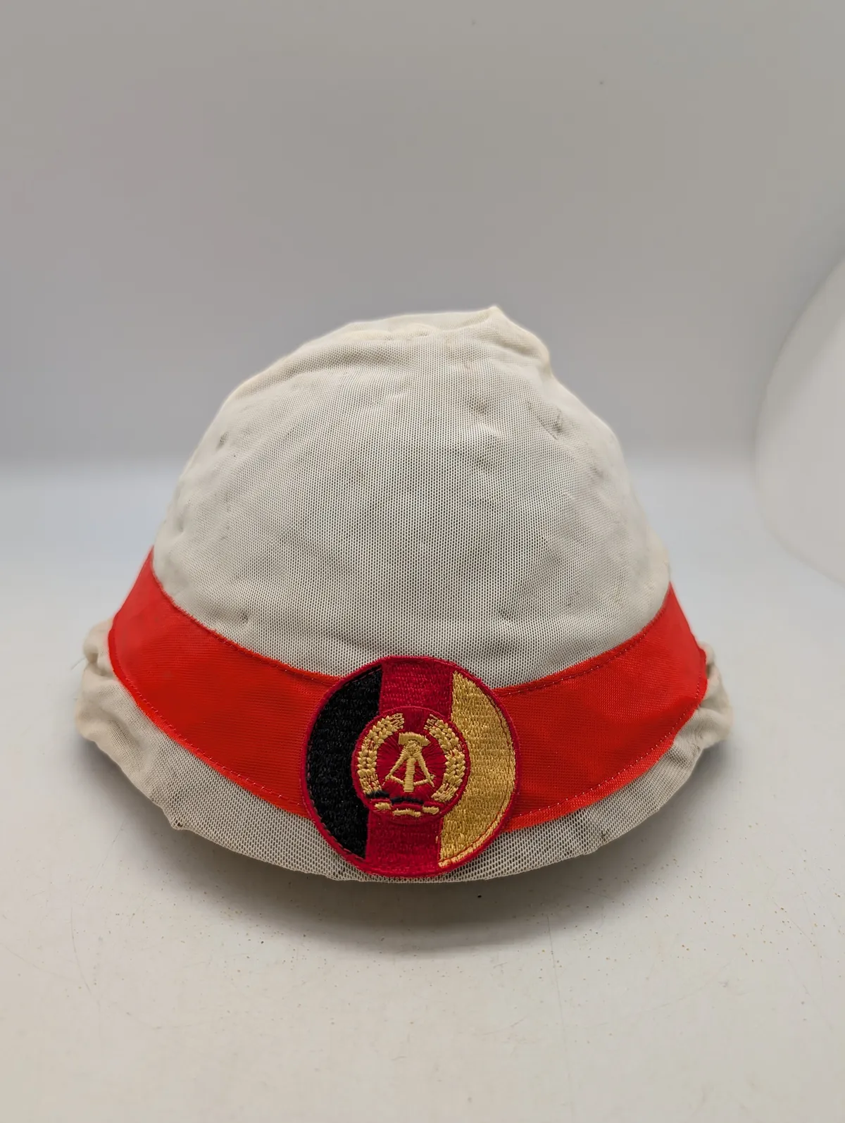 Østtysk M56/76 Stålhjelm med hvidt overtræk og DDR-emblem