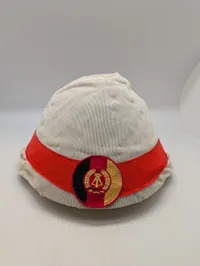 Østtysk M56/76 Stålhjelm med hvidt overtræk og DDR-emblem