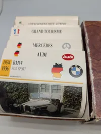 Samling af klassiske bilkort i trækasse