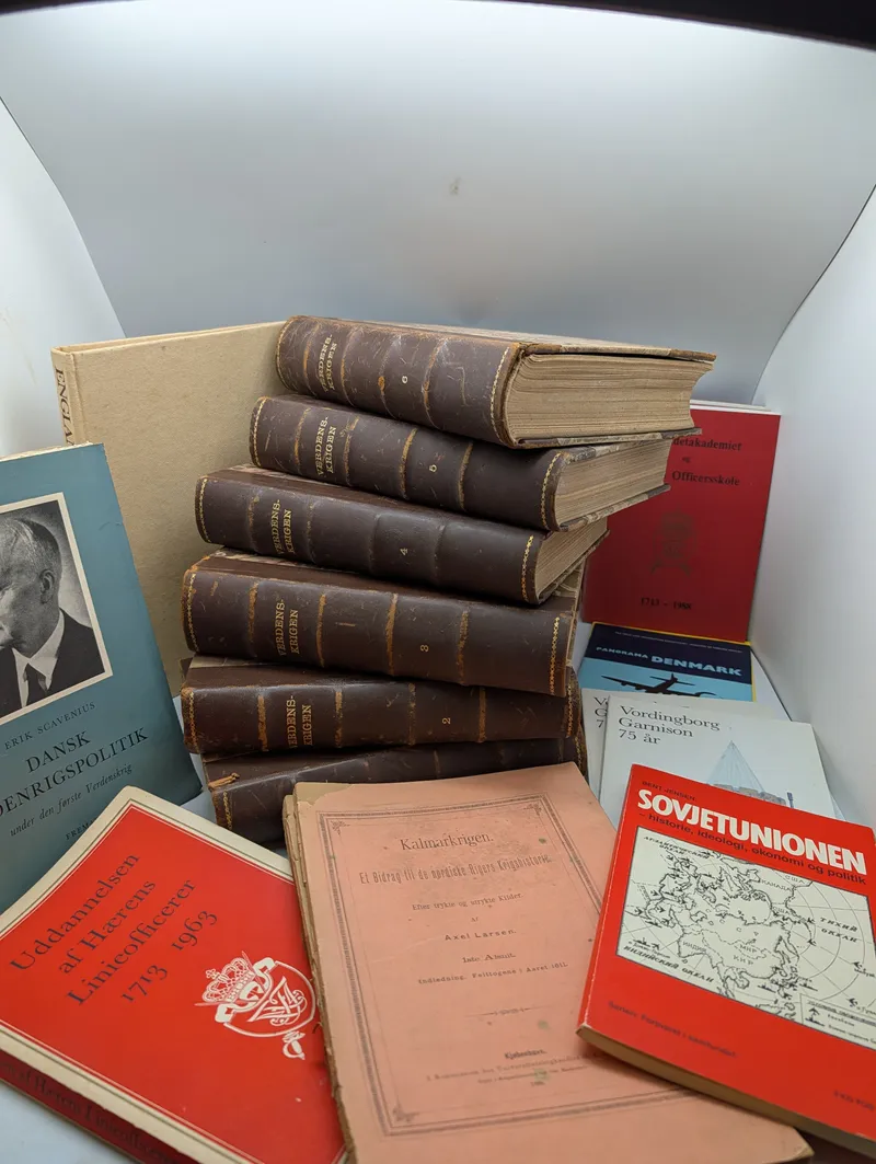 Samling af historiske bøger herunder Verdenskrigen og militærhistorie