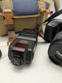 Nikon F70 SLR-kamerasæt med Tamron-objektiv, Sunpak-flash og taske