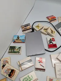 Samling af vintage tændstikæsker, smykker og diverse samlerobjekter